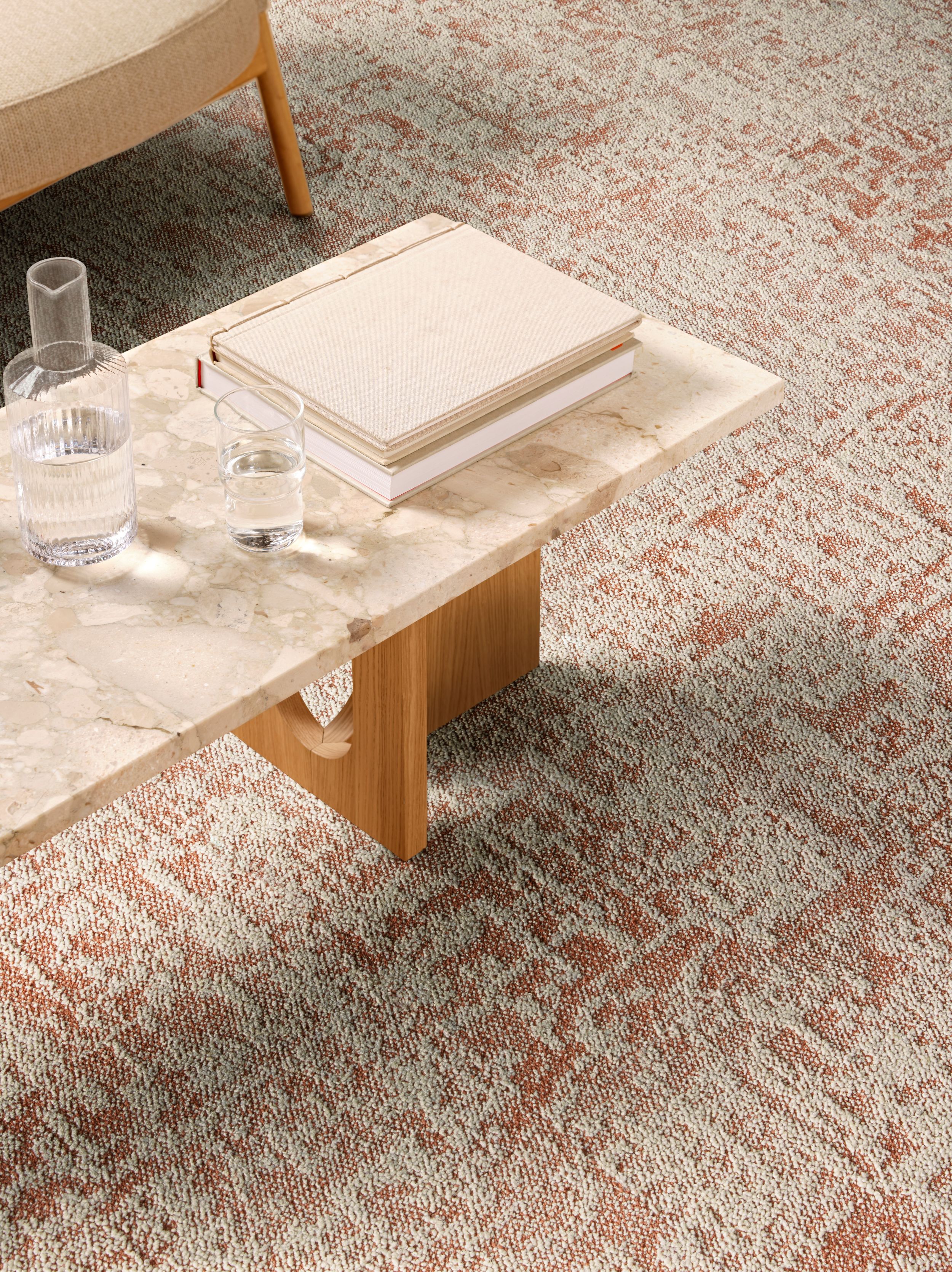 Close-up of Interface In Motion carpet tile in lobby imagen n&uacute;mero 2